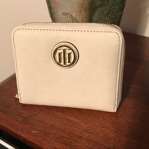 Tommy Hilfiger Zip Around Wallet